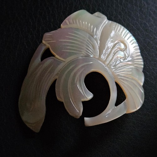 Grande broche nacre décor - en,