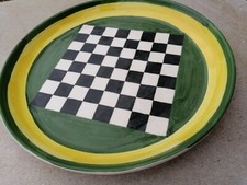 Grande piatto a scacchiera in ceramica fatta a mano