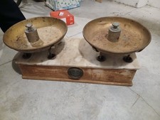 Antica bilancia a 2 piatti in