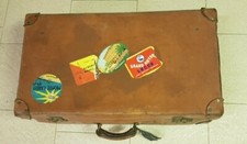Valigia In Pelle Con Adesivi Vintage Anni 50’ Misure lunhezza 70cm x 38 x 19 cm
