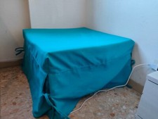 Pouf letto ad una piazza con copertura in tessuto color azzurro.