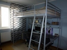 2 letti a soppalco singolo ikea,1 con scrivania .ideali per  tre persone.