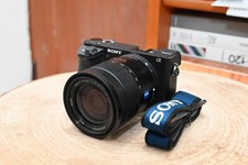Fotocamera mirrorless Sony α6500 con obiettivo Sony Vario-Tessar T* 16-70 mm F/4