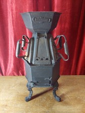 Antico fornello per lavanderia in ghisa "Niederbronn" con ferri piatti