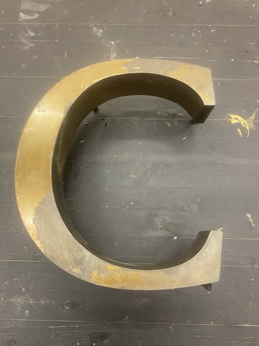 Lettera insegna in ottone - c,