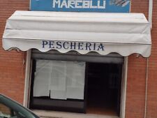 tenda da sole a cappottina con scritta 