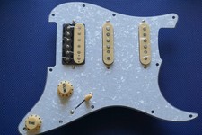 . Pickguard Stratocaster 11 fori Pearloid caricato per Fender Strat 3 strati Alnico