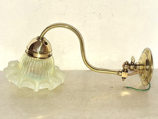 Antica lampada da parete con