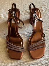 Scarpe sandali con tacco medio