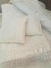 Trapuntina Leggera Matrimoniale + 2 cuscini Ricamo E Balza Pizzo E bordo raso