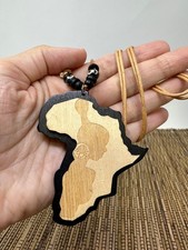 Collana con ciondolo in legno