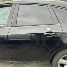 13285610 Porta post. SX OPEL ASTRA (P10) 1.6 T (132Kw) Ber 5p/b/1598cc