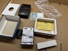 Radio d'epoca a transistor tascabile Aiwa modello AR-666, banda AM, made in Japan 1967