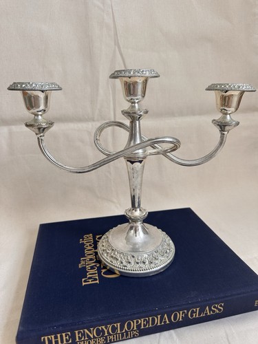 Antico candelabro stile piatto