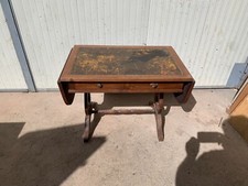 TAVOLINO CON ALETTE E CASSETTI PIANO IN PELLE