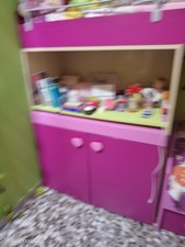 cameretta bimba, letto,  cassetti, armadi e una scrivania 