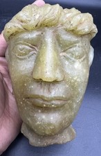 Antica statua testa di pietra