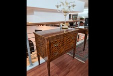 Comò in legno in stile antico