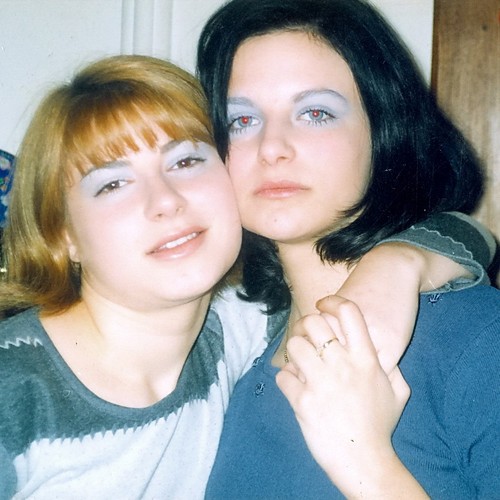 Due donne che tengono - due,