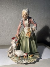 CARLO MOLLICA PORCELLANA CAPODIMONTE SCULTURA Donna Anziana Con Galline