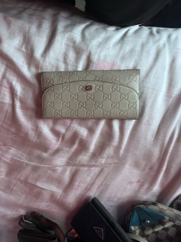 Gucci beige logo - gucci,