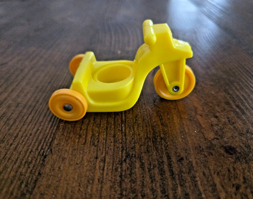Triciclo giocattolo giallo