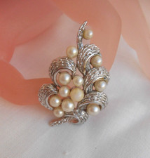 Spilla TRIFARI perle metallo colore argento trifanium collezione botanica