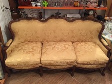 Divano a 3 Posti con Tessuto Damascato Giallo Oro Struttura in Legno