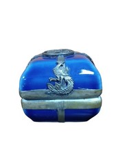 Scatola vintage decorativa quadrata con incisioni in metallo