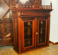 Vetrinetta in noce massello con vetri cristalli- restaurata in ottime condizioni