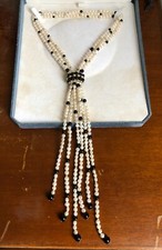 COLLANA MULTIFILO A CRAVATTA  REGOLABILE DI PERLE DI FIUME CINESI BIANCHE-NERE 