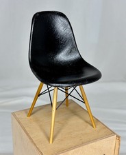 Sedia laterale nera Eames DSW