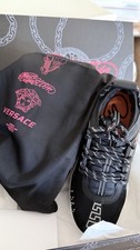 Sneakers Versace reazione a