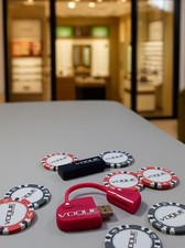 Set Gadget Originali Vogue Eyewear – 2 Chiavette USB 4GB + 8 Gettoni Promozional