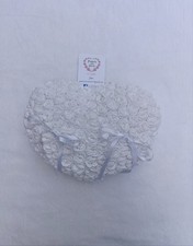 Cuscino porta fedi a cuore in raso bianco con roselline all’uncinetto e perle