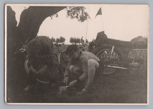 Ragazzi con bici - con,