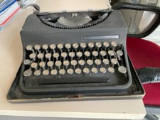 MACCHINA DA SCRIVERE PORTATILE INVICTA - TORINO    TYPEWRITER