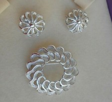 SET demi SPILLA E ORECCHINI metallo argentato  SARAH COVENTRY **1970