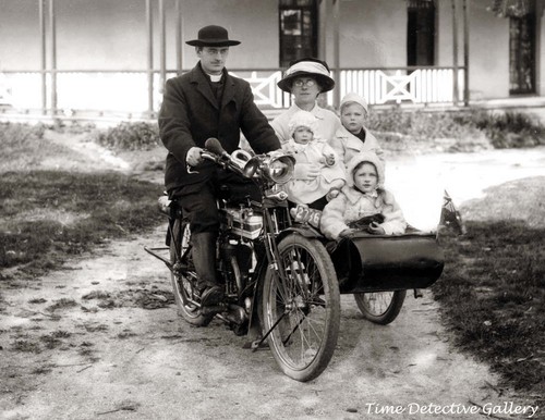 Una moto con sidecar - , che