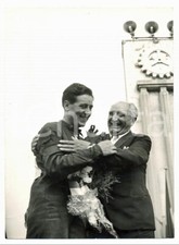 1954 MONZA - MOTO GP Giuseppe GILERA abbraccia Geoffrey DUKE dopo vittoria *Foto