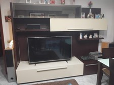 parete attrezzata moderna , con 2 cassettoni alla base , sportelli superiori 