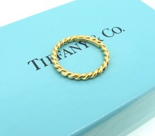 Anello a fascia in oro giallo