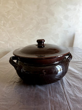 Antica pentola in terracotta, realizzata secondo la tradizione artigianale