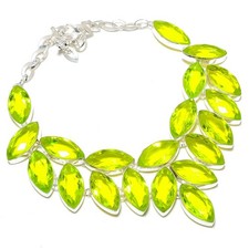 Collana con gioielli in