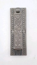 Antico battiporta e slot posta