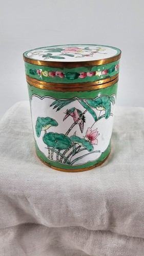 Antica scatola con coperchio