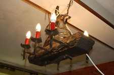 Lampadario rustico in legno e ferro battuto