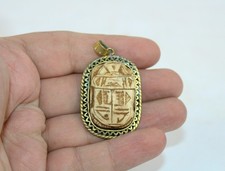 Raro ciondolo scarabeo antico