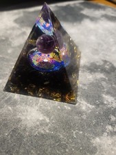 piramide in resina con pallina