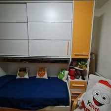 cameretta a ponte nuova di colore bianca e gialla